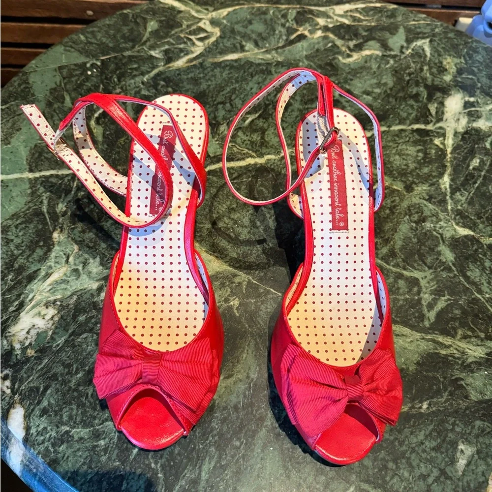 Darling pair of retro heels with bow and ankle strap - Picture 4 of 10